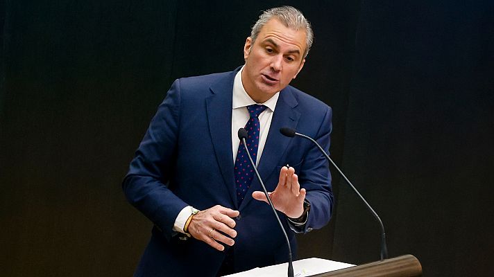 Telediario Fin de Semana - Ortega Smith lanza una botella de agua a un edil de Más Madrid durante el pleno