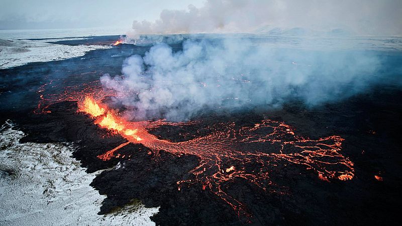 Disminuye el nivel de alerta por la erupción del volcán Grindavík en Islandia