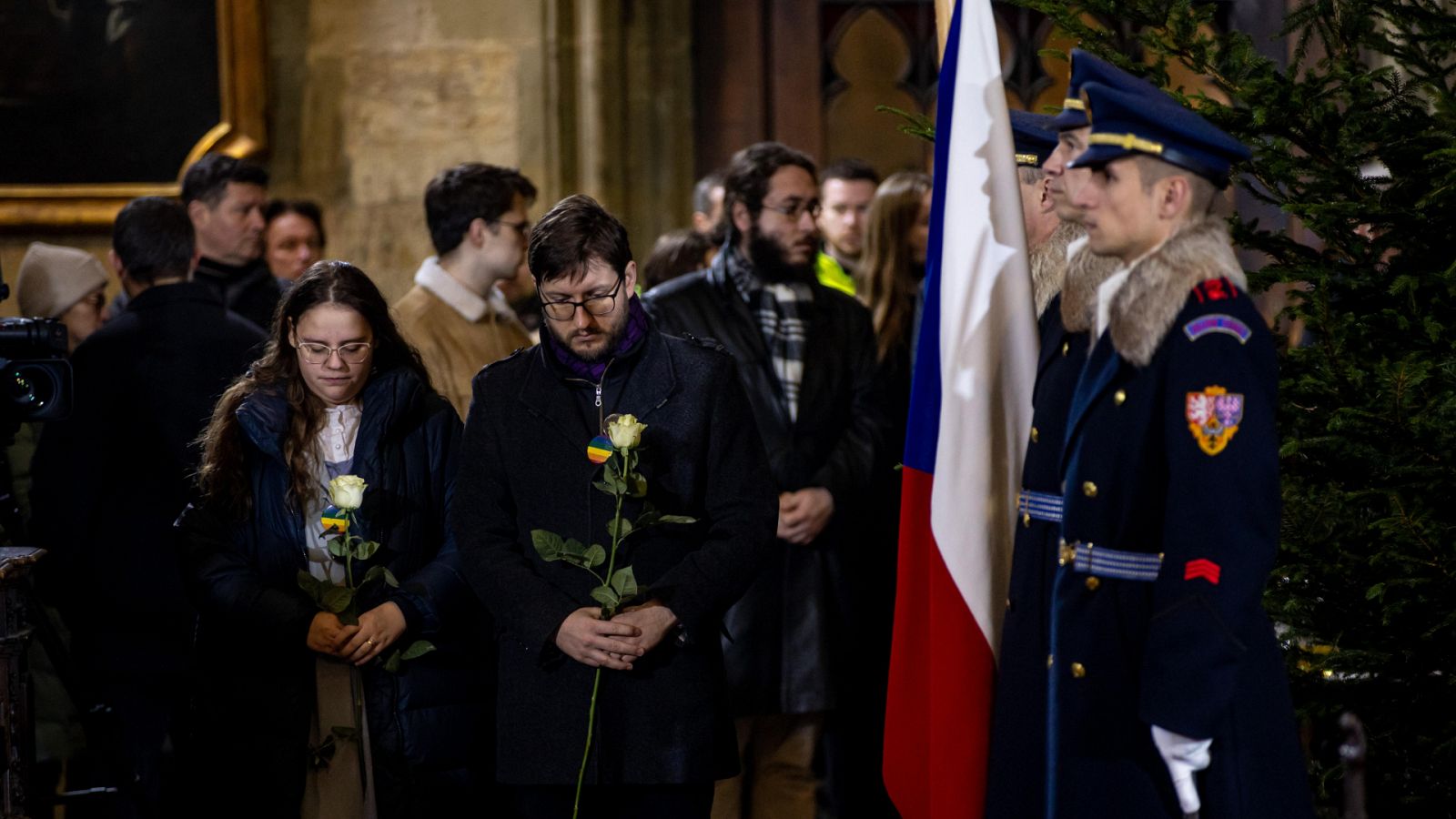 La catedral de Praga celebra una misa en recuerdo de las víctimas del tiroteo en la Universidad Carolina