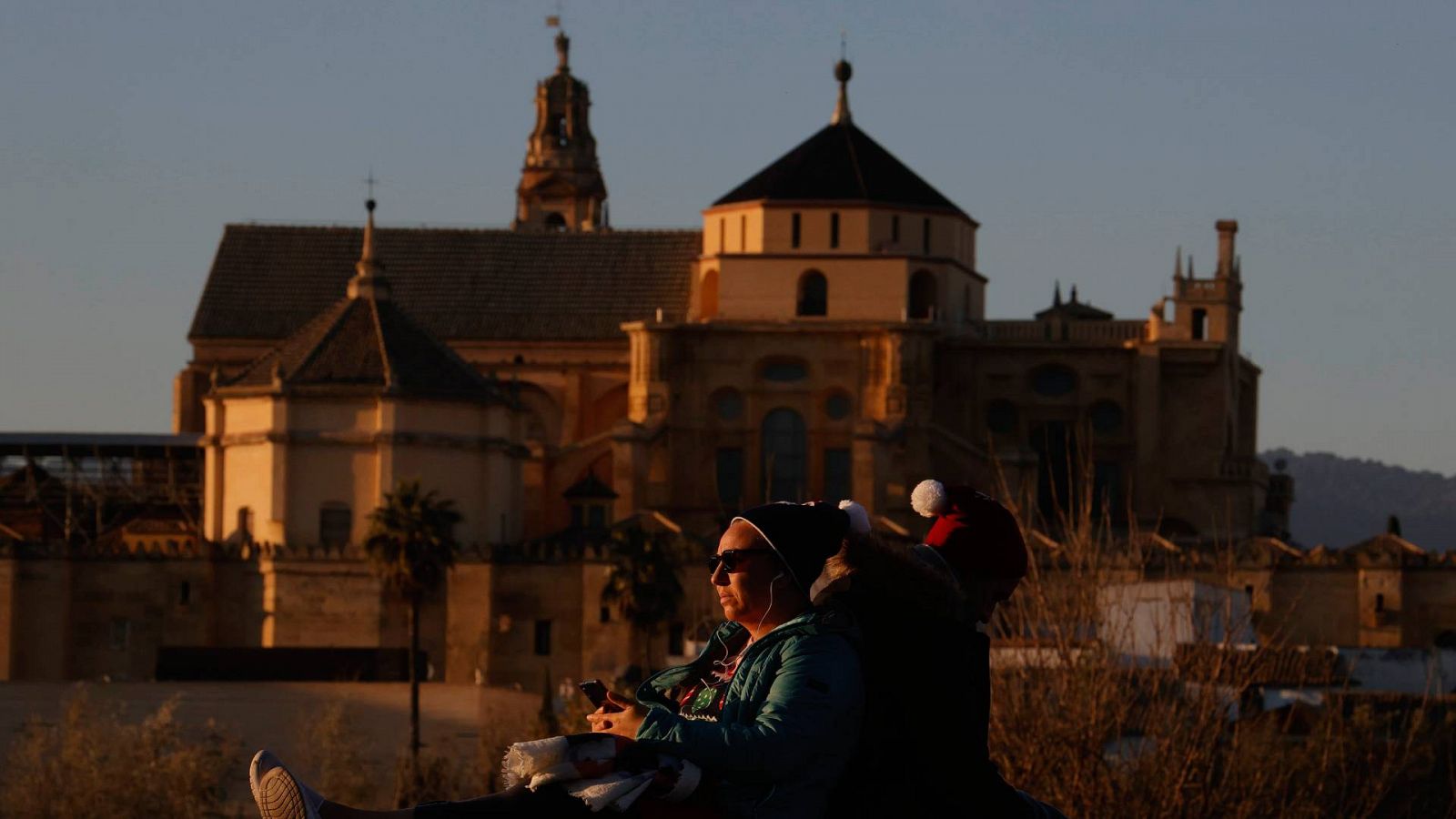 Cielo despejado y ambiente soleado en el día de Navidad