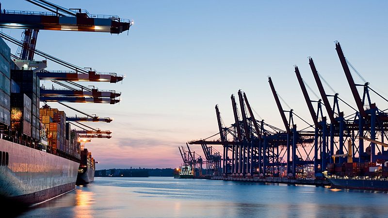 Los traficantes de drogas buscan rutas marítimas menos vigiladas para introducir su mercancía en Europa, lo que les obliga a navegar cada vez más al norte. El puerto de Hamburgo, Alemania, se ha convertido en una vía de entrada.