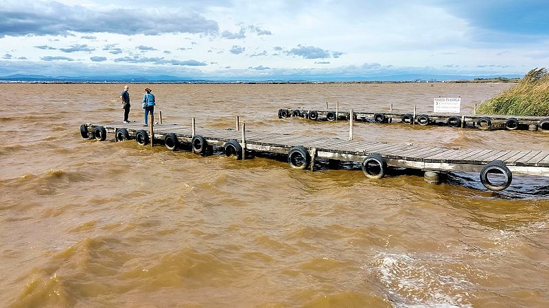 El color rojizo de las aguas se repetirá mientras se registren altas temperaturas en otoño