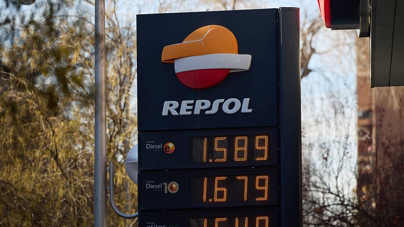 Los carburantes vuelven a bajar y cierran el año con el precio más bajo del 2023