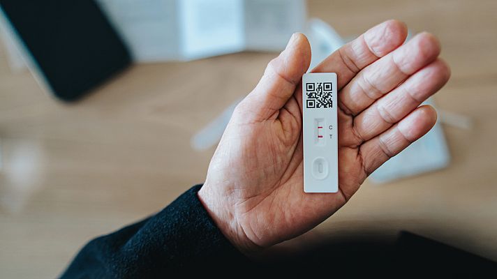 Telediario 1 - Se disparan las ventas de test ante el repunte de casos de gripe y COVID