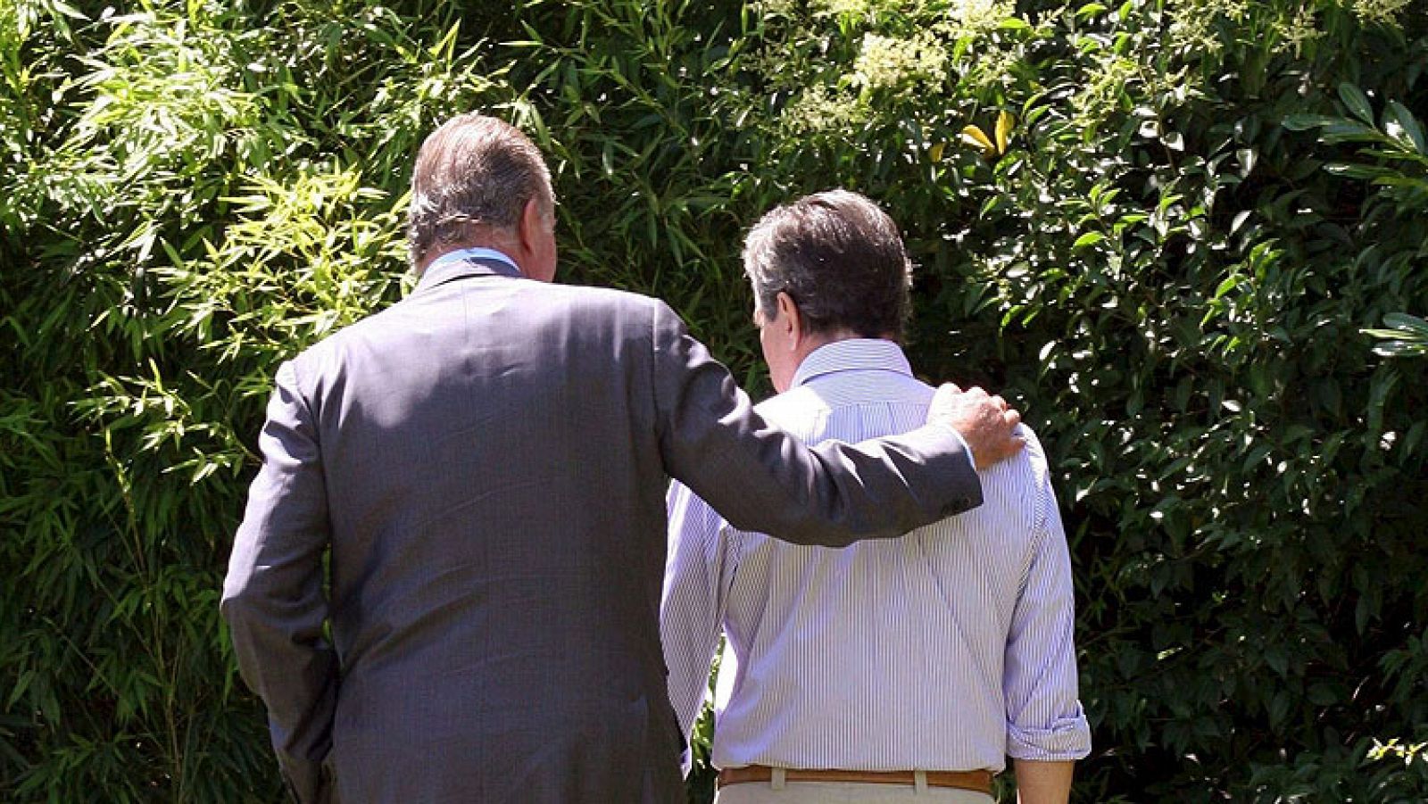 Adolfo Suárez pasea con el rey por los jardines de su casa (2008)