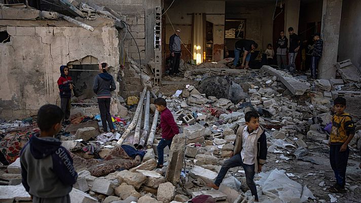 Telediario 1 - Palestinos desplazados abarrotan el sur de Gaza mientras Israel ataca en el centro