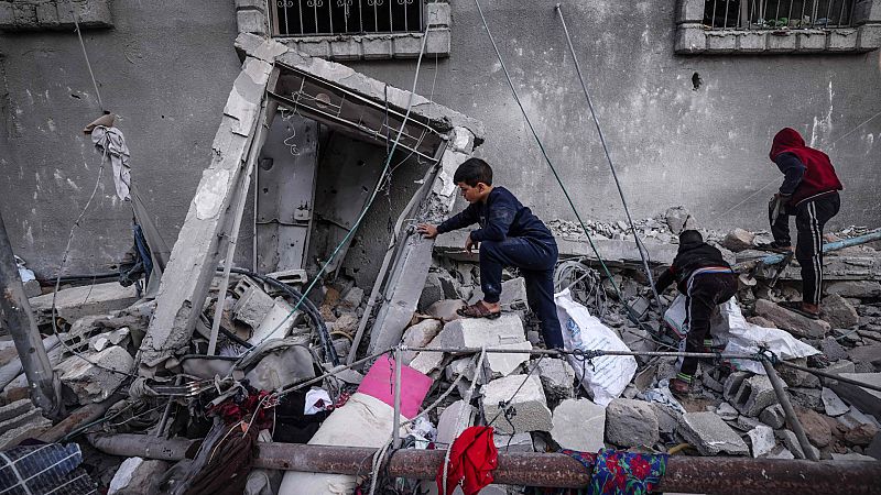 Rescates contra reloj de niños bajo los escombros en Gaza