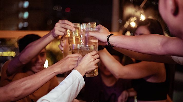 Telediario Fin de Semana - Los riesgos de normalizar el consumo de alcohol en Navidad
