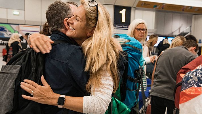 Telediario 2 - Estaciones y aeropuertos se llenan de reencuentros por Nochevieja