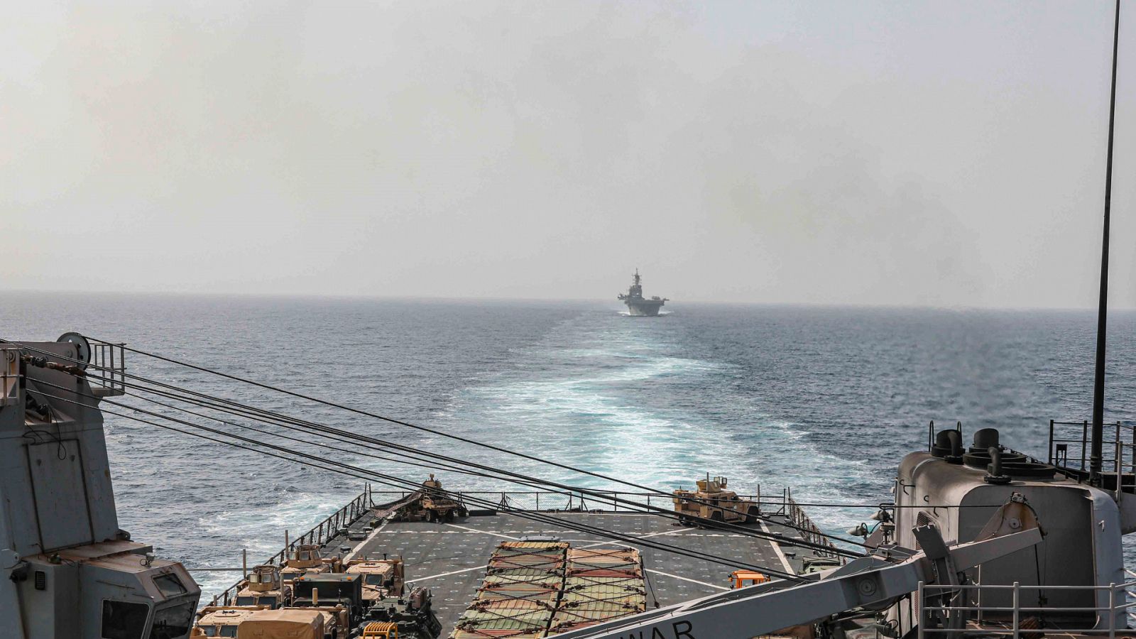EE.UU. hunde tres embarcaciones en el Mar Rojo