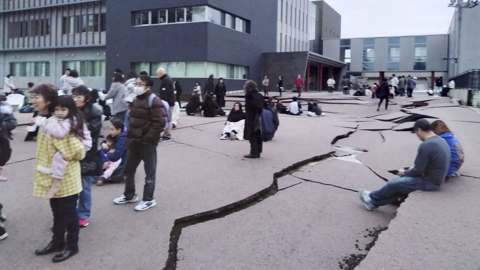 Japón activa la alerta de tsunami en su costa occidental tras un fuerte terremoto