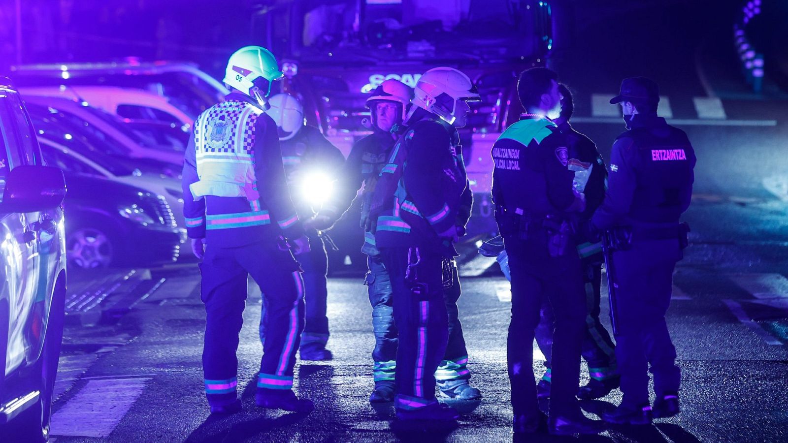Un incendio en una torre de viviendas en Errenteria obliga a desalojar a los vecinos | Ver