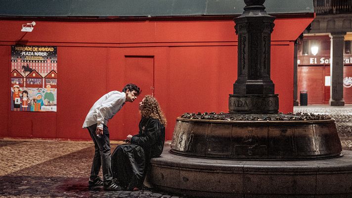 Telediario 1 - Fiestas, cotillones y celebraciones hasta altas horas: España da la bienvenida al nuevo año