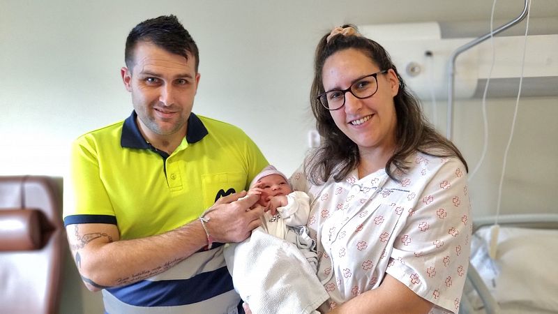 Kyliam, nacido en Vigo, y Carla, en Salamanca, los primeros bebés españoles de 2024
