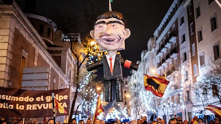 Protesta en la sede del PSOE: un grupo apalea a un muñeco de Pedro Sánchez