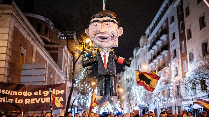 Protesta en la sede del PSOE: un grupo apalea a un muñeco de Pedro Sánchez