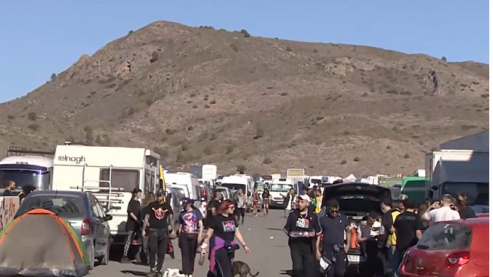 Telediario 2 - Cerca de 8.000 jóvenes se concentran en una fiesta clandestina en Fuente Álamo, Murcia