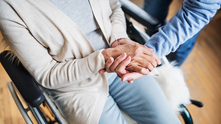 Telediario 2 - Año Nuevo en residencias de ancianos: la mayoría no puede salir estos días