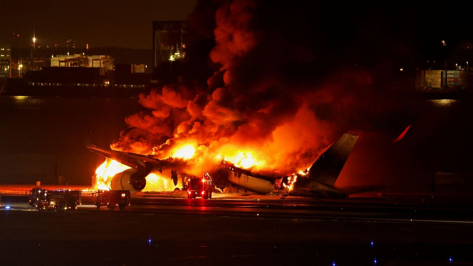 Un avión se incendia en el aeropuerto de, Haneda, en Tokio