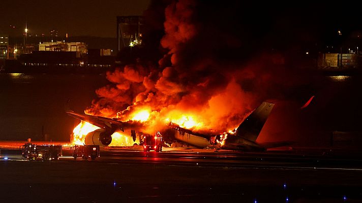 Una colisión entre dos aviones provoca un incendo en el aeropuerto de Haneda, Tokio, y sus 379 ocupantes son evacuados