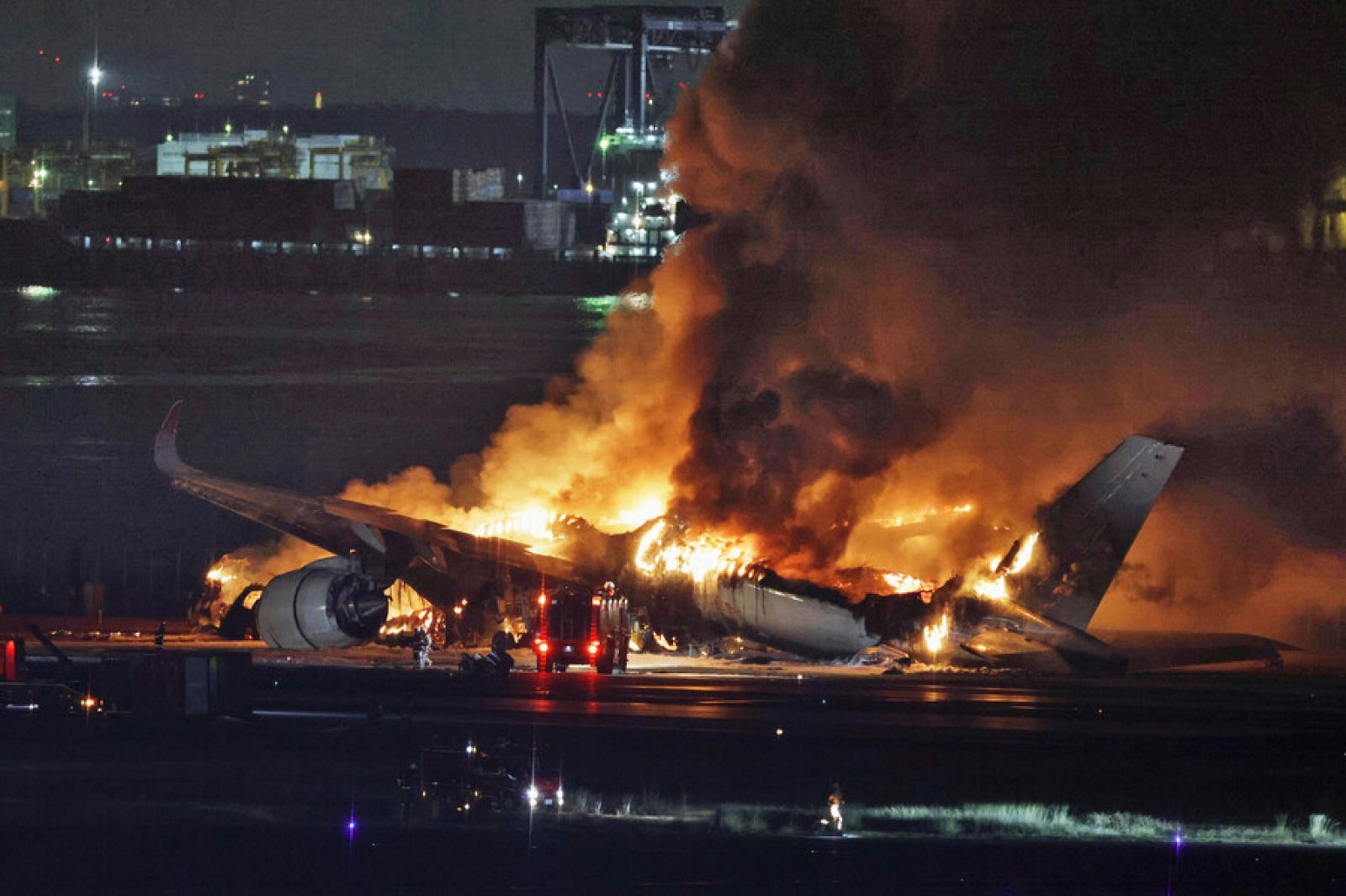 Cinco muertos y 379 evacuados tras la colisión de dos aviones en el aeropuerto de Tokio, Japón - Informativo 24h | Ver