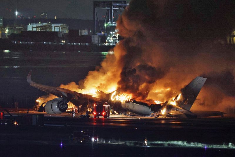 Cinco muertos y 379 evacuados tras la colisión de dos aviones en el aeropuerto de Tokio, Japón