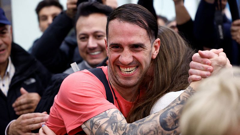 El español Santiago Sánchez Cogedor llega a Barajas después de ser liberado tras más de un año preso en Irán: "Ha sido muy duro"