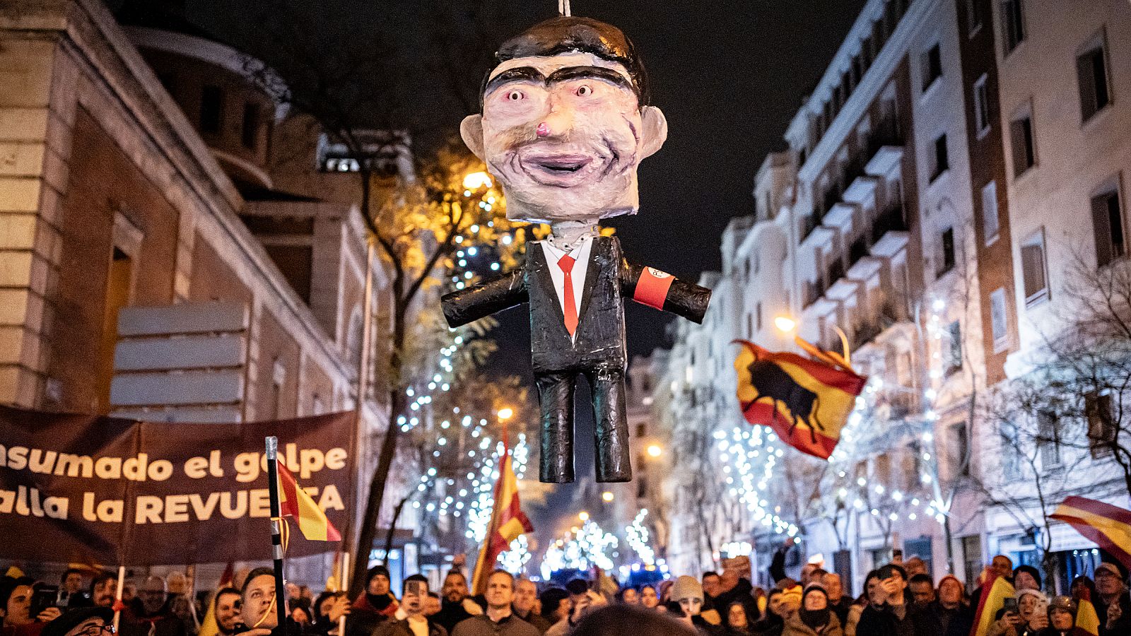 El PP condena el apaleamiento de un muñeco de Sánchez en Ferraz y el PSOE le exige que lo haga sin "peros"