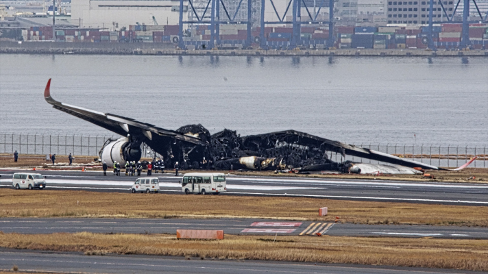 Telediario 1 - Las autoridades japonesas inician una investigación sobre el accidente aéreo ocurrido en Tokio