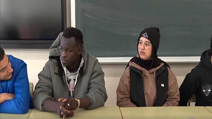 Telediario 1 - Jóvenes migrantes y estudiantes comparten clases y convivencia