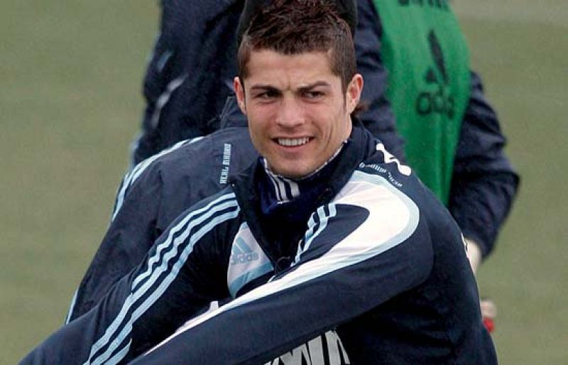 Cristiano Ronaldo ha estado en Londres para presentar su nuevo modelo de botas y ha hablado del Mundial, donde ve a Espa�a favorita. 