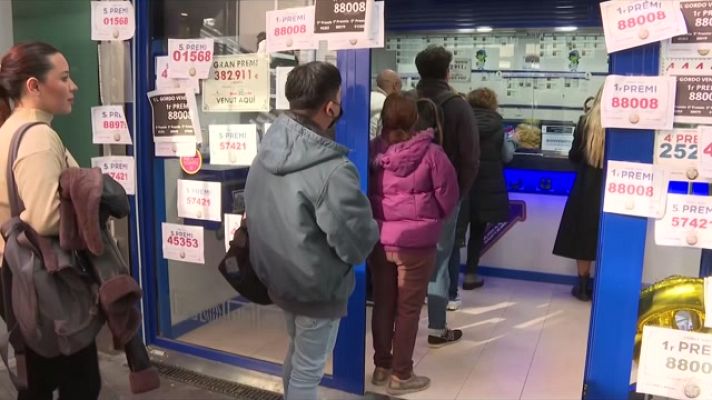 L'Informatiu - Llargues cues a l'administració de Les Arenes per a la Loteria del Nen