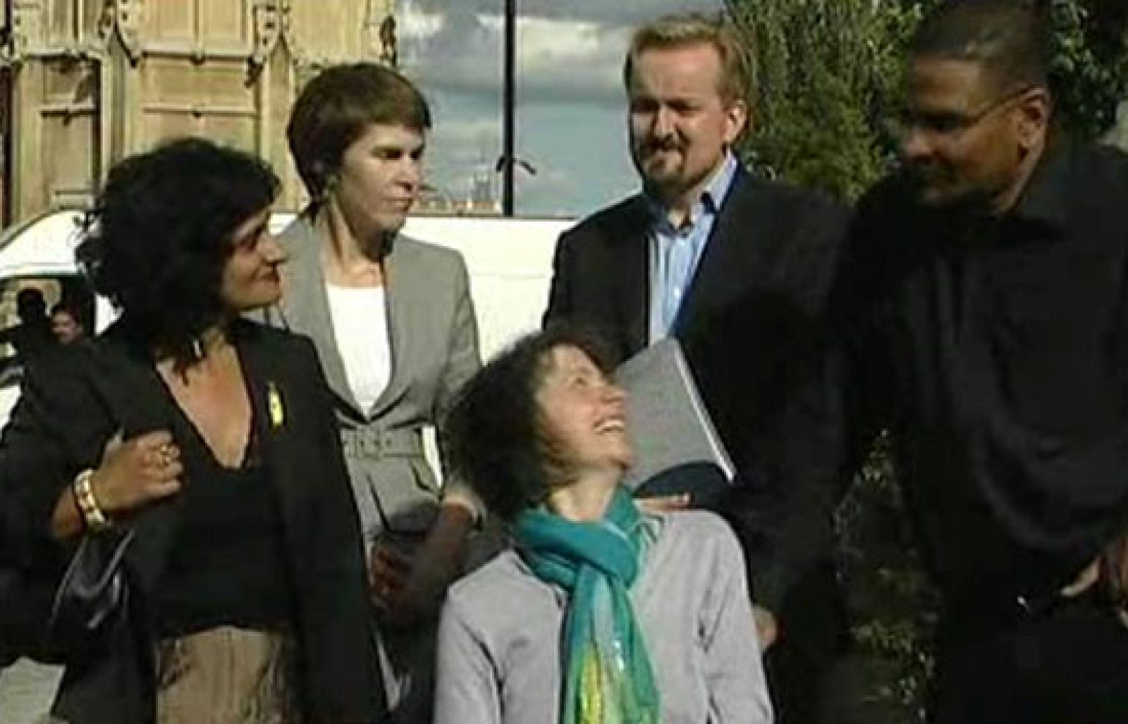 En Gran Bretaña se han empezado a marcar los límites legales para determinar si una persona que ayuda a otra a morir es o no culpable de un delito de asesinato. La fiscalia de Londres dice que todos los casos deben ser investigados y sólo algunos ju