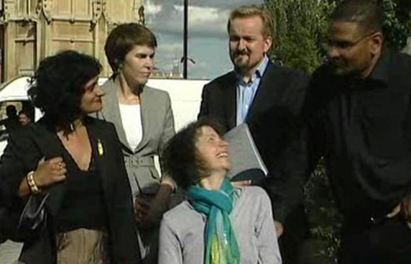  En Gran Bretaña se han empezado a marcar los límites legales para determinar si una persona que ayuda a otra a morir es o no culpable de un delito de asesinato. La fiscalia de Londres dice que todos los casos deben ser investigados y sólo algunos ju