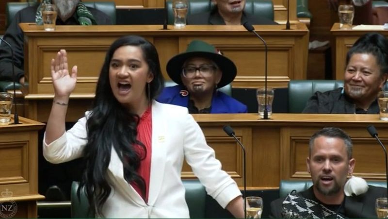 Una diputada maori se hace viral por un haka ritual en el Parlamento de Nueva Zelanda