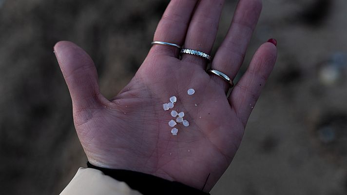 Telediario 1 - La costa gallega aparece llena de pequeñas bolas de plástico tras el vertido de un carguero