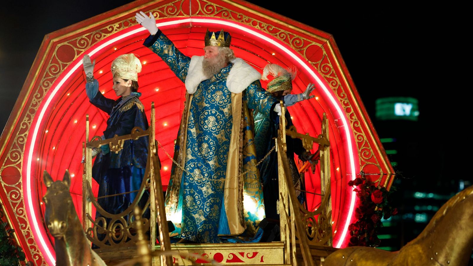 Caramelos, nervios e ilusión inundan las calles con las cabalgatas de los Reyes Magos