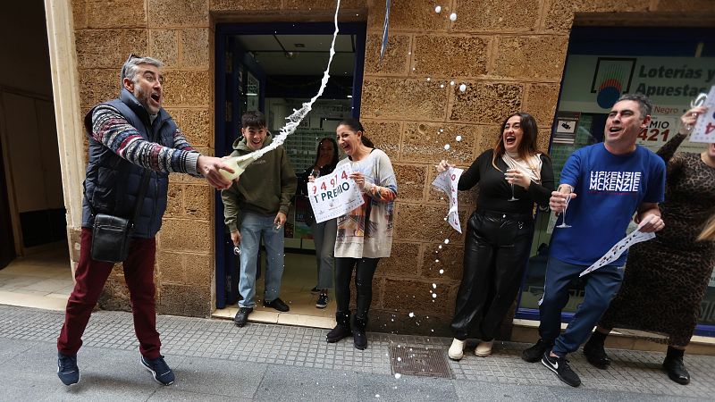 Los premiados en la Lotería de El Niño festejan por toda la península