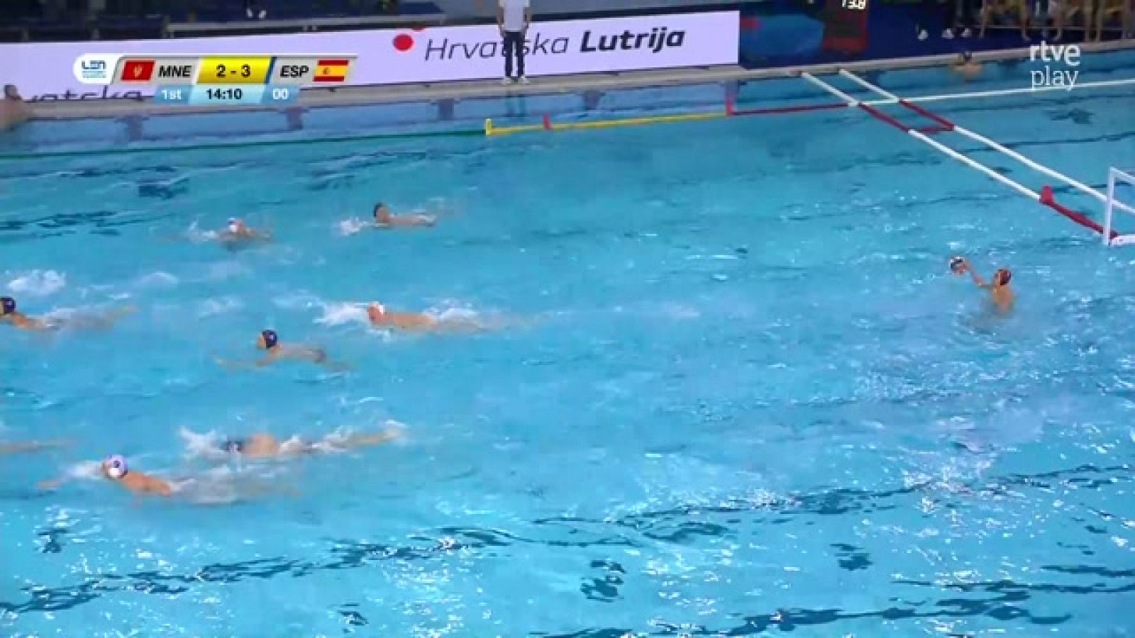 Unai Aguirre marca uno de los goles del campeonato de Europa de waterpolo