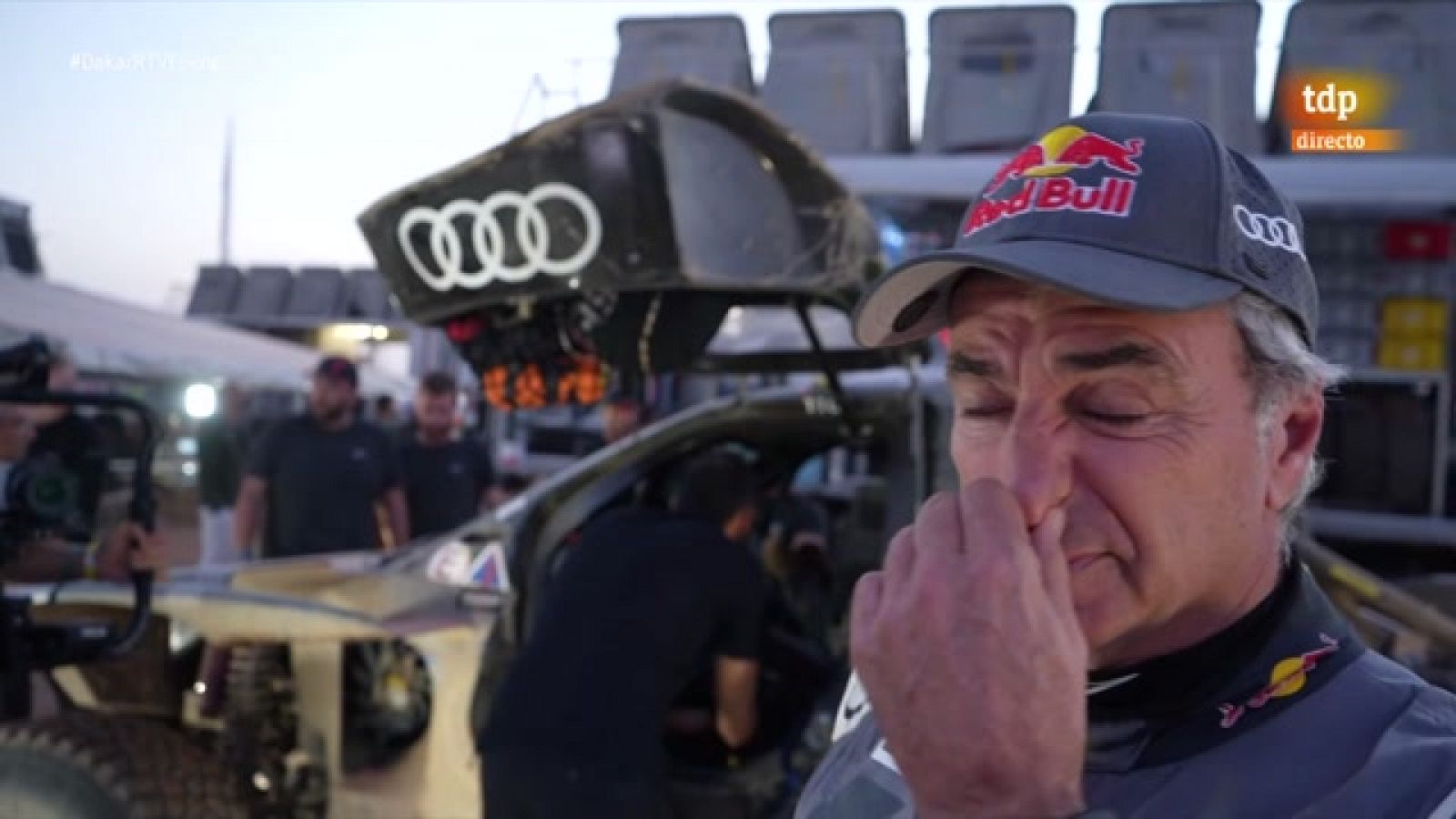 Dakar | Carlos Sainz: "Era agobiante saber que si pinchábamos estábamos fuera"