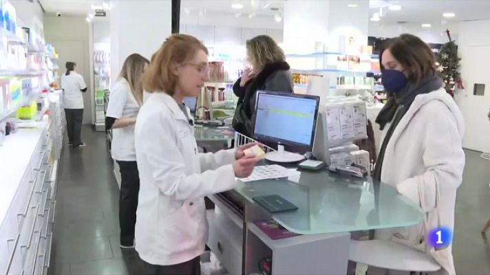 L'Informatiu - Les farmàcies registren un augment de vendes de tests i mascaretes
