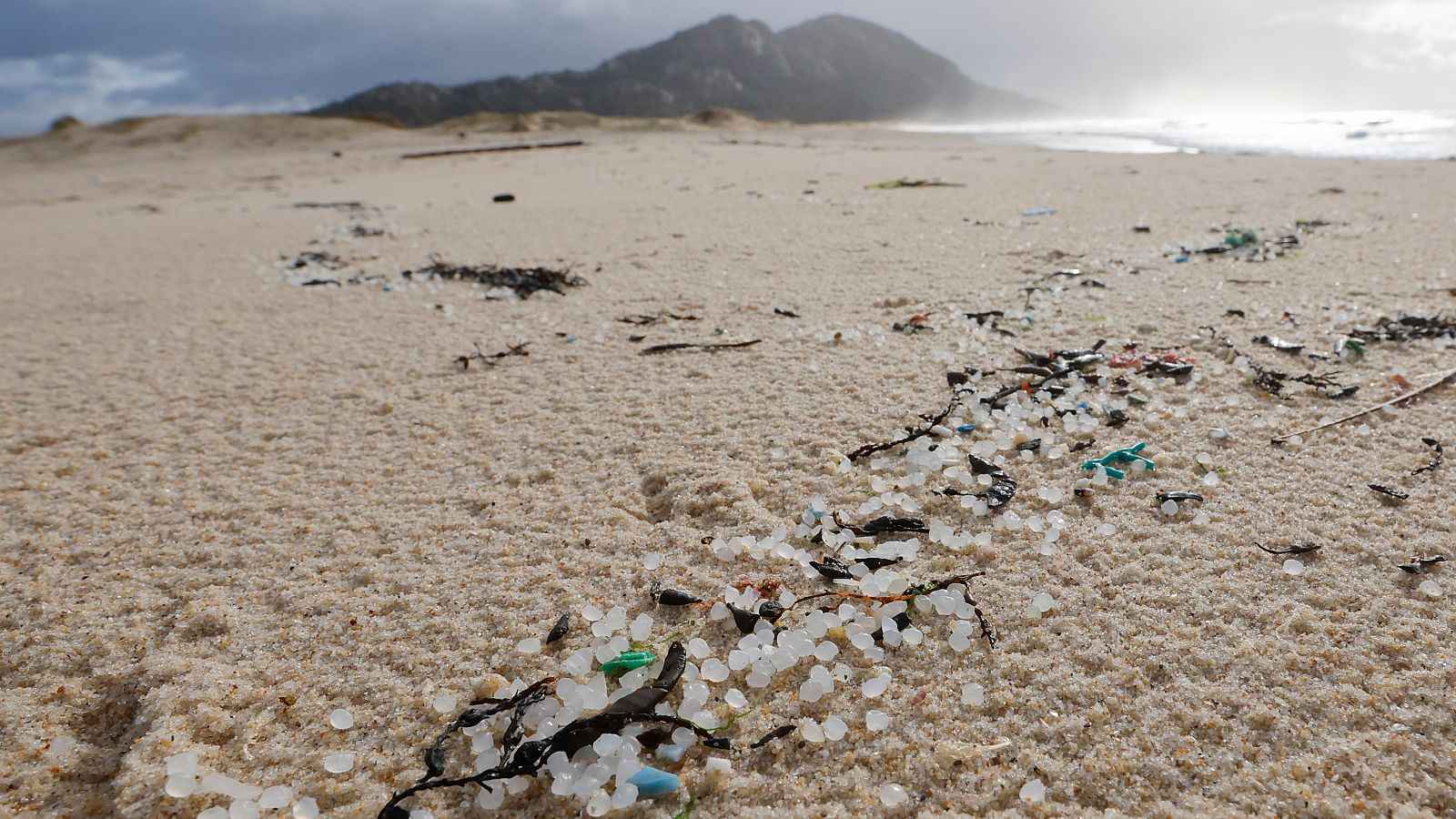 El vertido de pellets se extiende por el litoral gallego