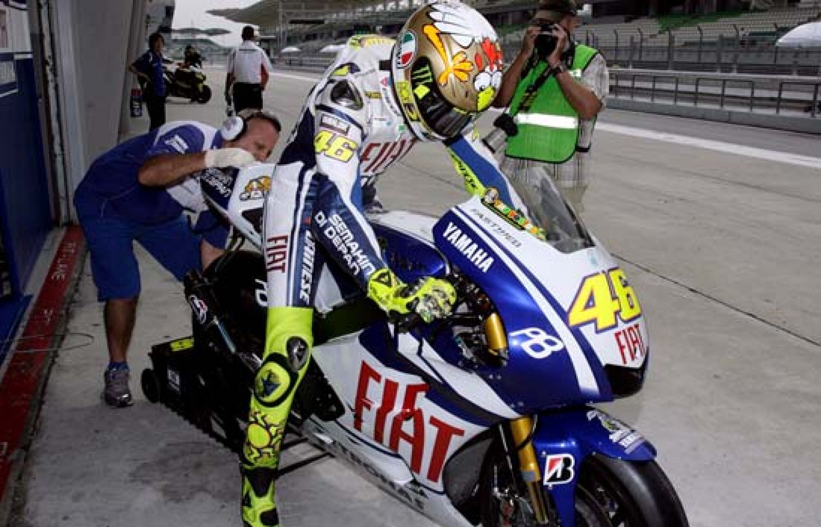 Sin Jorge Lorenzo -que se recupera de sus lesiones- los pilotos de Moto GP están en Malasia realizando los penultimos entrenamientos oficiales de pretemporada. Rossi sigue siendo el más rápido. 