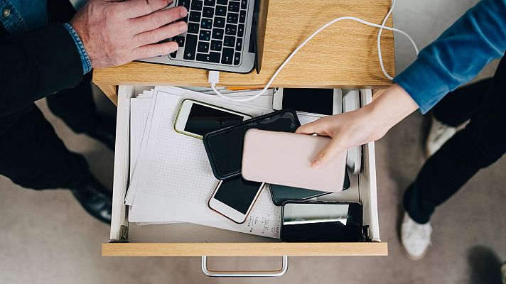 Telediario 1 - Ni en el comedor ni en los recreos: Murcia y Galicia prohíben el uso de los móviles en los centros escolares