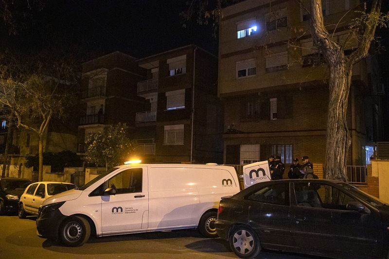 La principal teoría de los Mossos es que el hombre mató a sus hijos y luego se suicidó