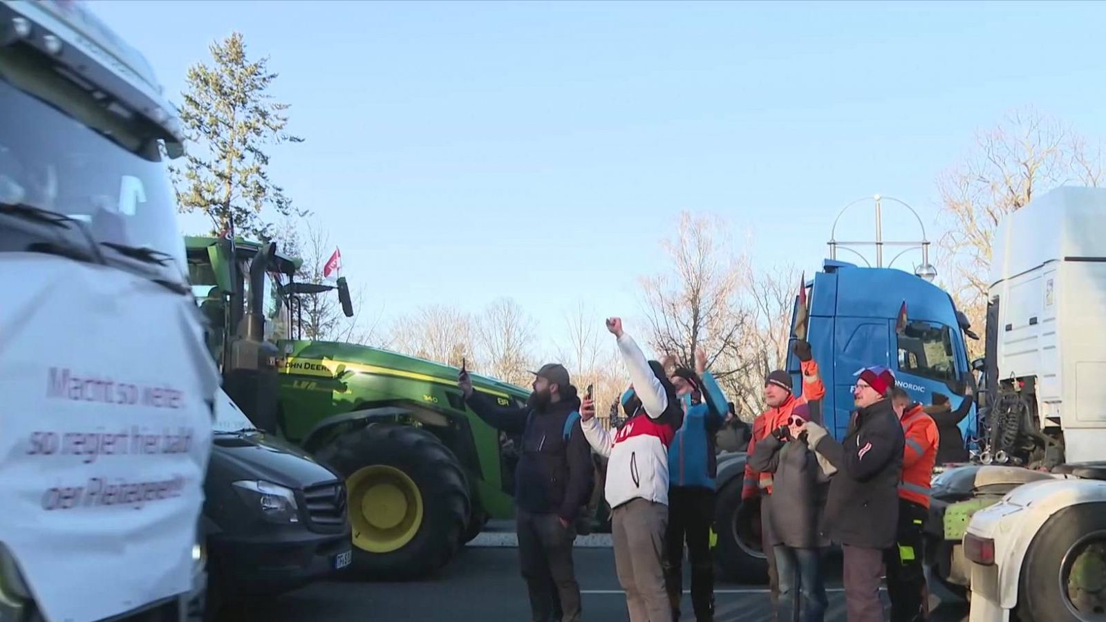 Agricultores bloquean ciudades por el recorte de ayudas del Gobierno