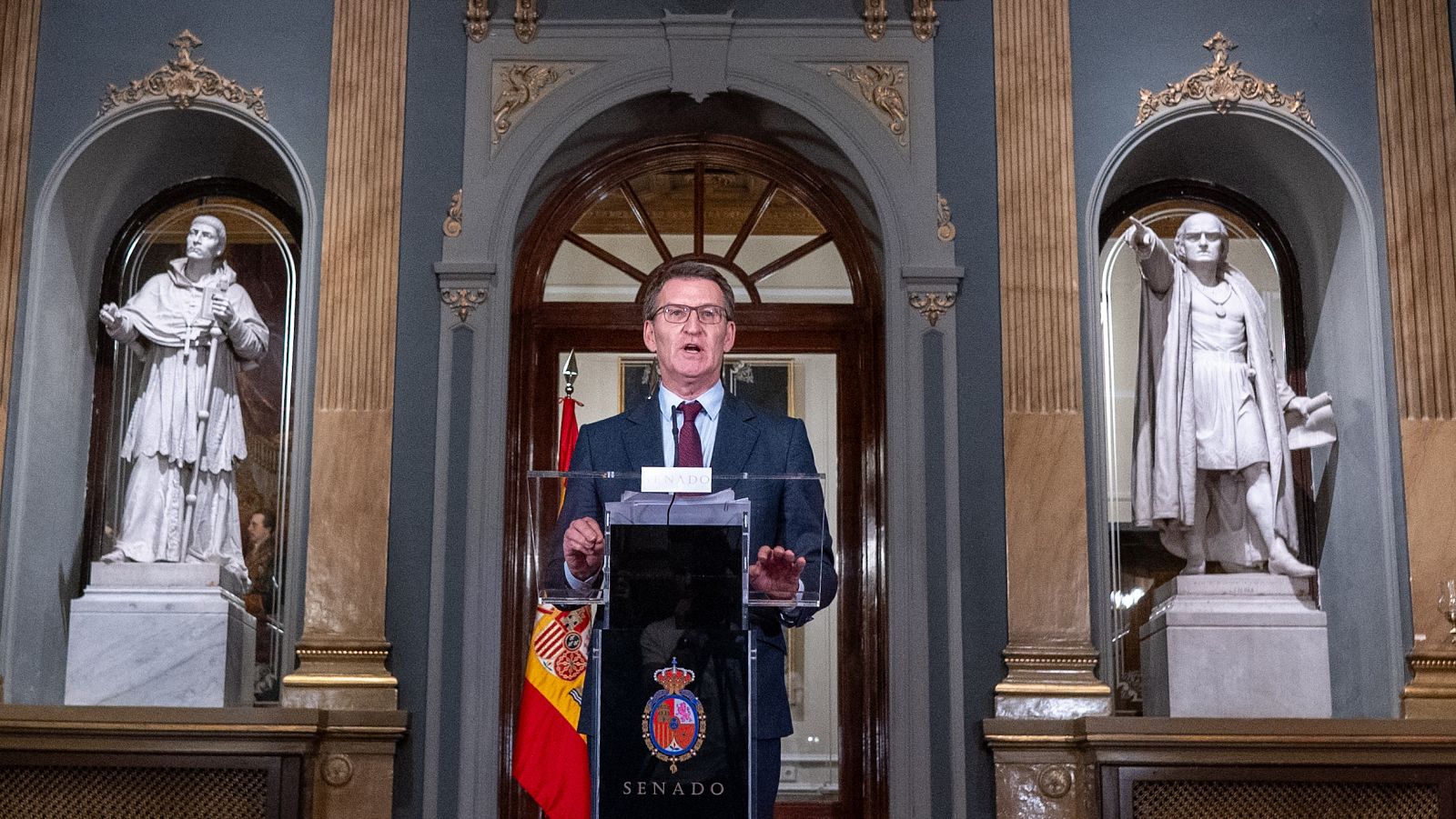 Feijóo: "El Gobierno no gobierna, solo mercadea"