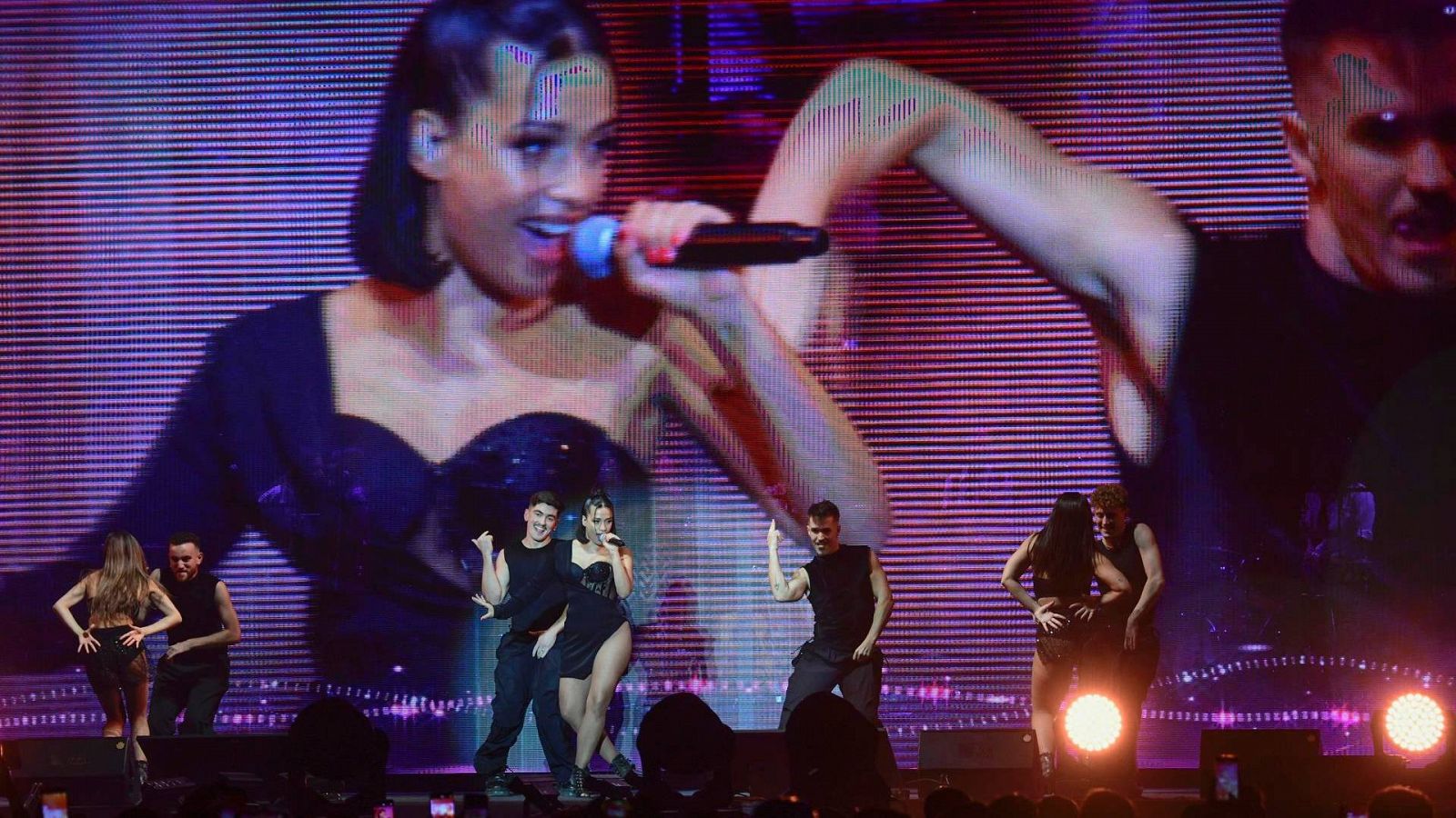 Chanel saca su primer disco | Ver