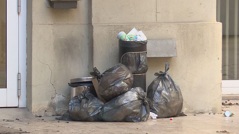 La basura se acumula en Les Corts por impagos