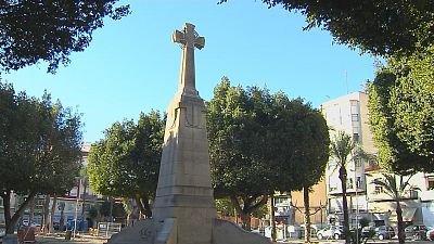 L'Ajuntament d' Elx mant la Creu dels Caiguts al passeig de les Germanies